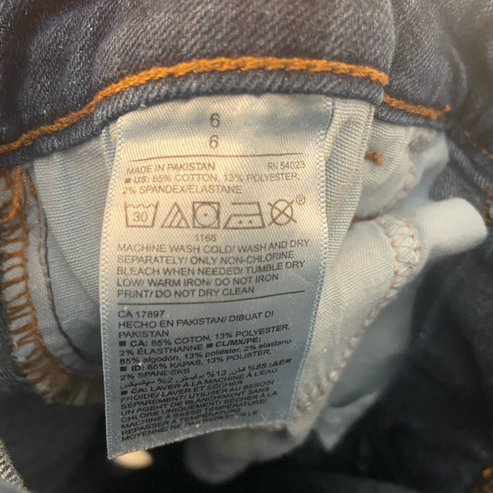 Old Navy Women’s size 6 rockstar distressed jeans
